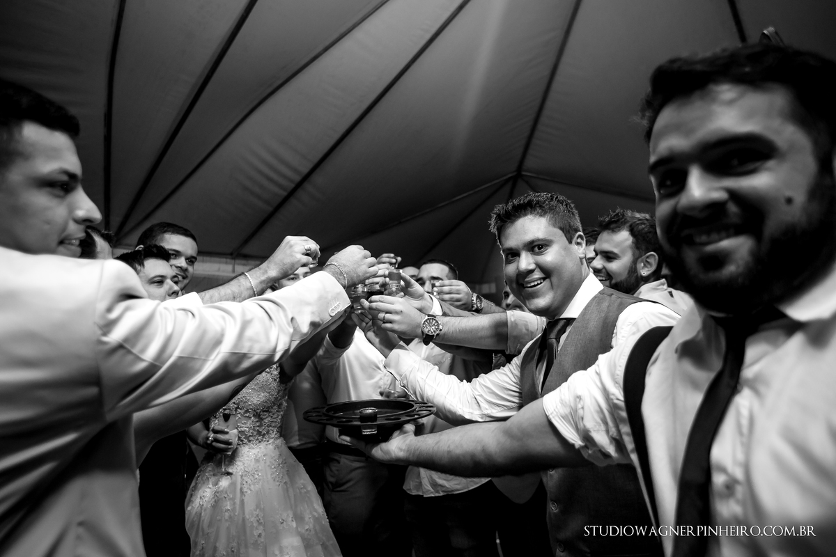 brinde do casamento padrinhos com tequila