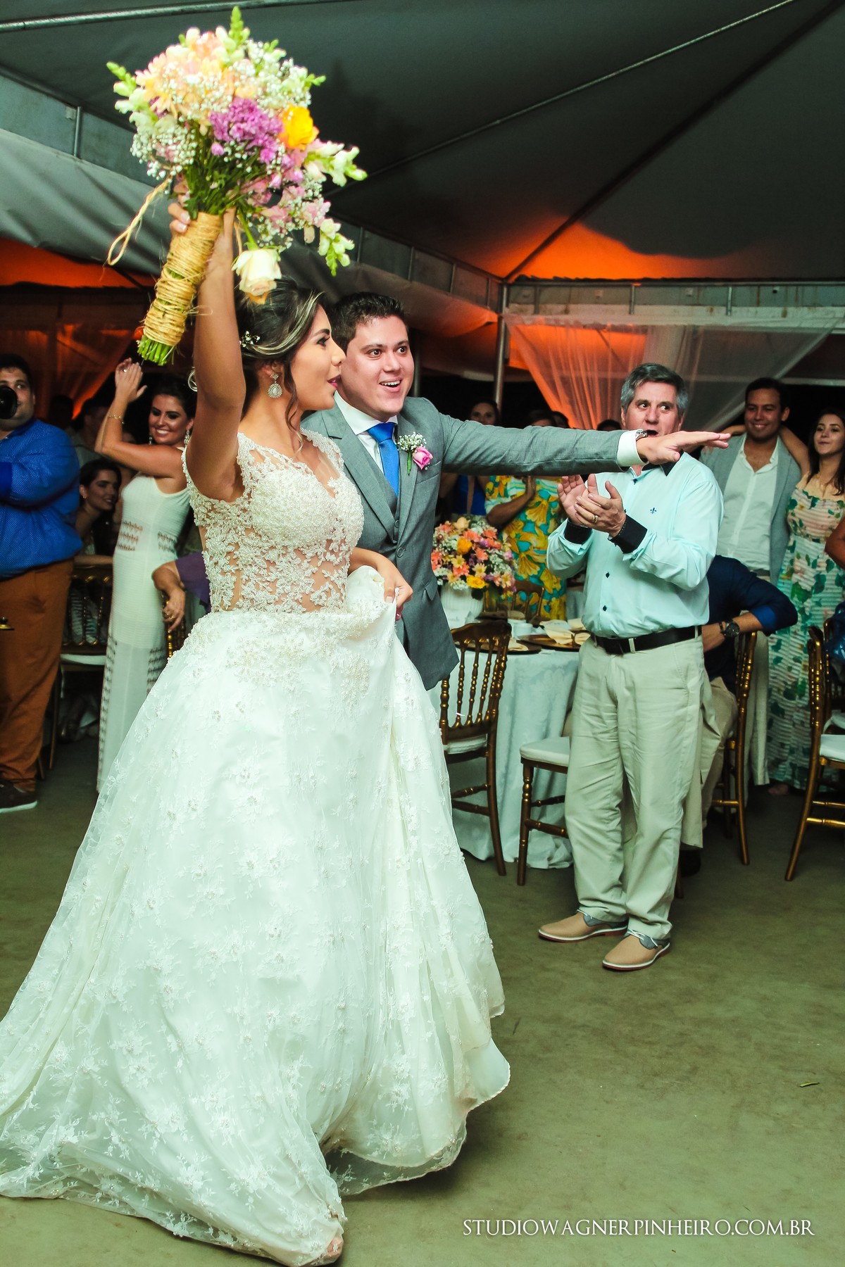noivos entrando no buffet casamento no sitio caminho real