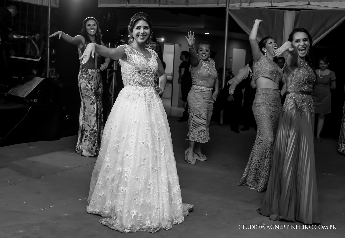 dança da noiva com as madrinhas