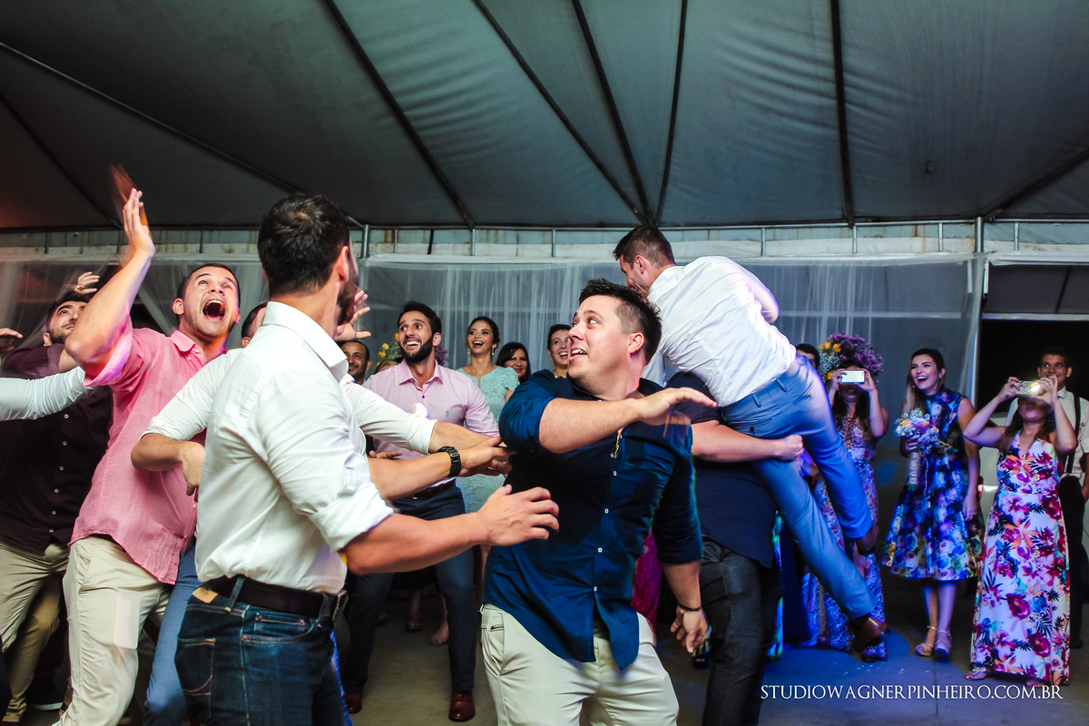 fotografia jogando o uísque casamento no sitio caminho real