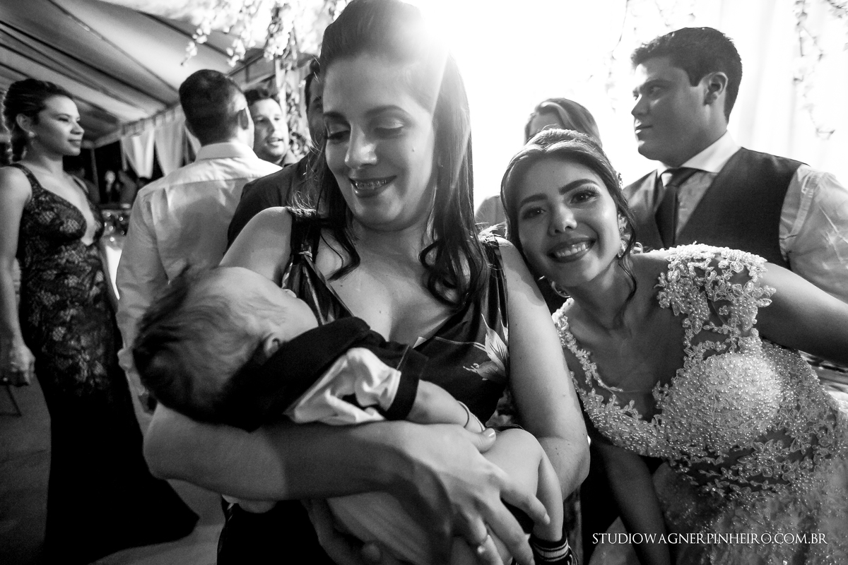 fotografia de bebê em casamento com a noiva casamento no sitio caminho real