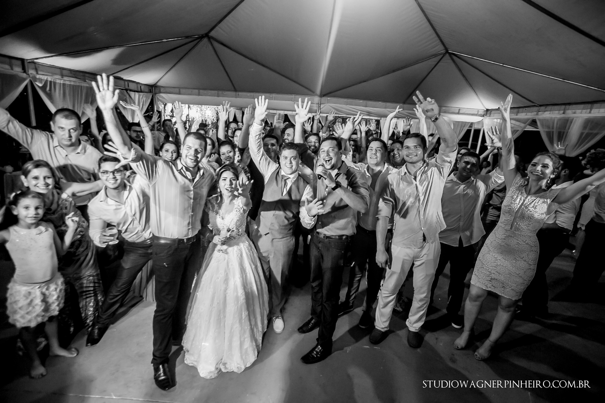 fotografia com todos os convidados do casamento em casamento no sitio caminho real preto e branco