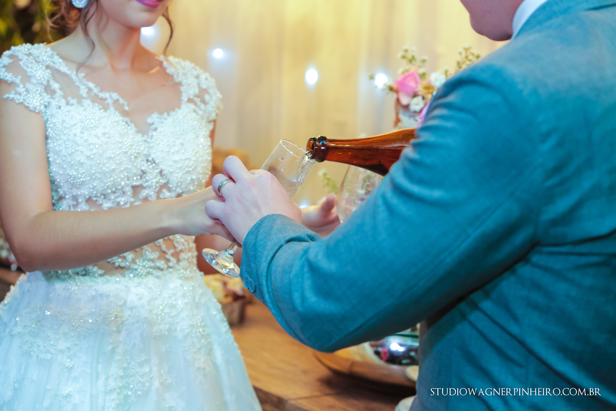 brinde do casamento com champanhe casamento no sitio caminho real