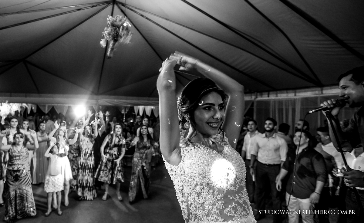 fotografia jogando o buque casamento no sitio caminho real