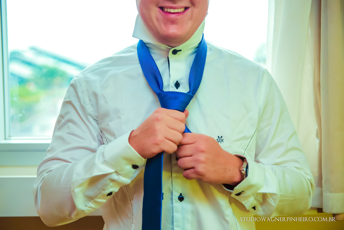 noivo botando a gravata no hotel soft in casamento no sitio caminho real