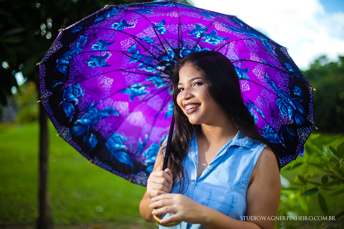 fotografia com sombrinha sorrindo