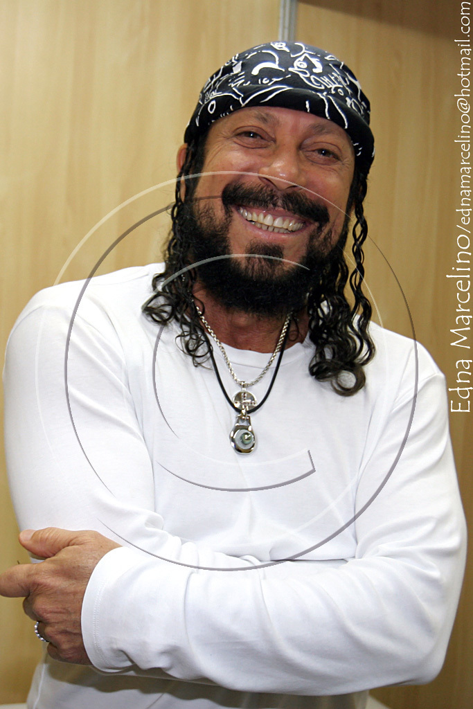 Bell Marques-Chiclete com Banana