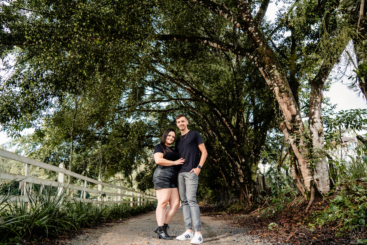 #PréWedding, #AmorNaEstrada, #ConexãoGenuína, #NaturezaEAmor, #auraphoto, #auraphotobr