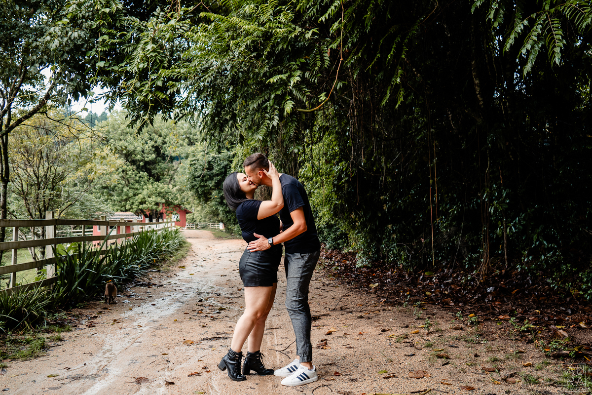 #PréWedding, #AmorNaEstrada, #ConexãoGenuína, #NaturezaEAmor, #auraphoto, #auraphotobr