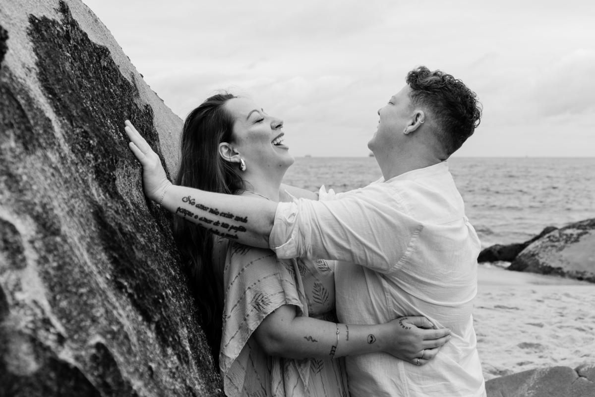 Sorrisos à beira-mar – O mar como testemunha de um amor verdadeiro. O pós-wedding na praia proporciona registros espontâneos e cheios de emoção. #FotografiaAutoral