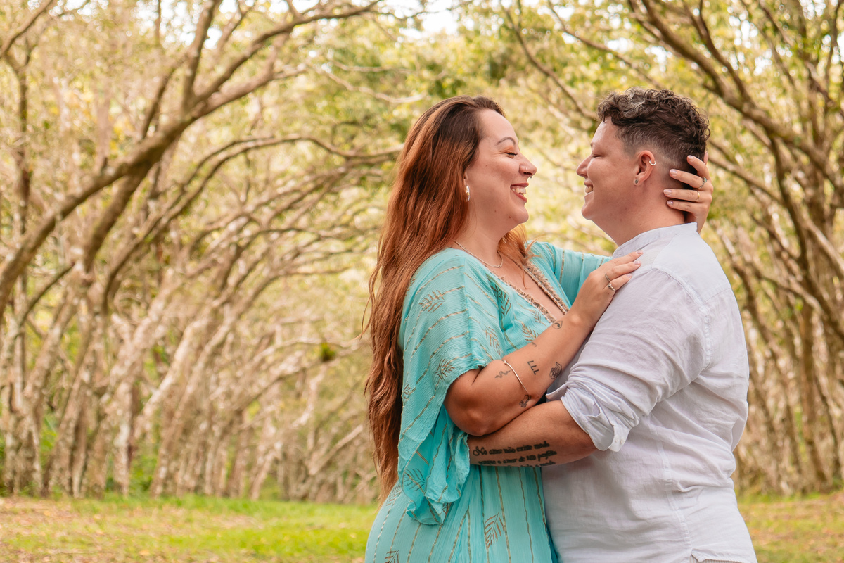 Carinho verdadeiro – Entre olhares e sorrisos, o toque suave expressa a cumplicidade do casal. O pós-wedding é sobre reviver cada emoção do grande dia com fotos cheias de amor. #CasamentoIgualitário