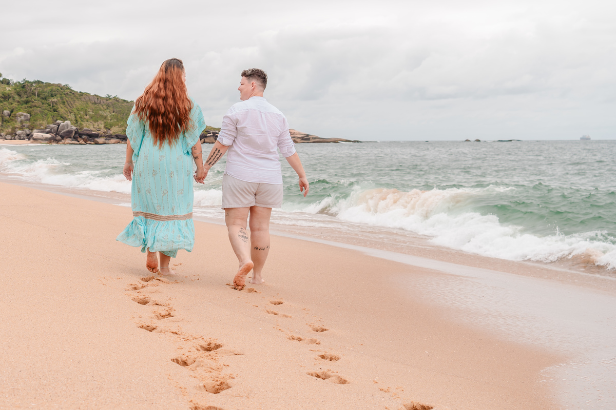 Caminhando na areia – O casal aproveita a brisa do mar e o som das ondas, celebrando o amor com leveza e felicidade. O ensaio pós-wedding na praia traz essa sensação de liberdade. #CasamentoNaPraia