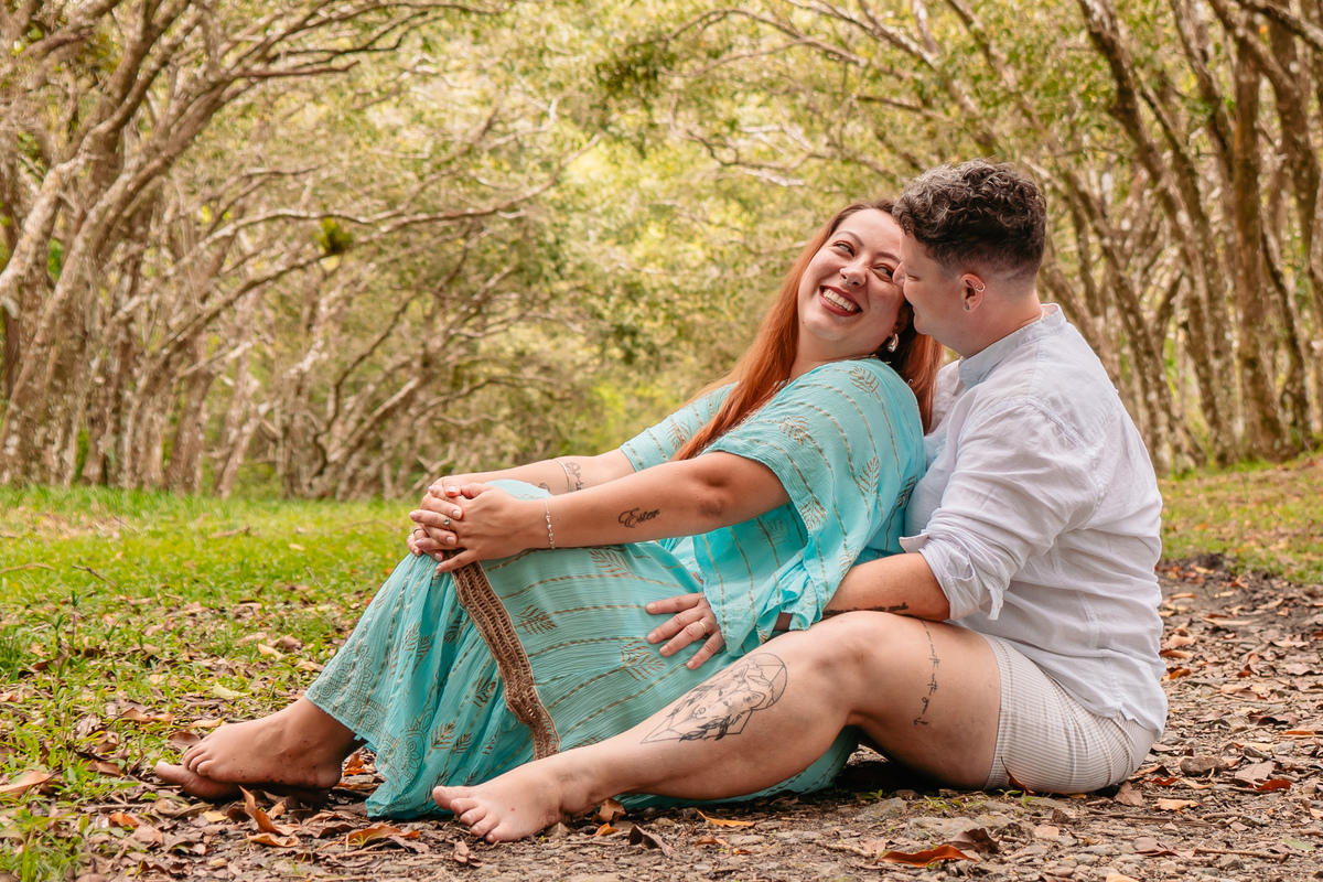 Sussurros ao vento – Sob a copa das árvores, o casal compartilha palavras doces e juras de amor. O pós-wedding permite registrar esses momentos genuínos e cheios de emoção. #FotografiaDeCasamento