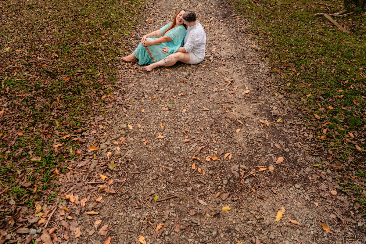 Carinho à luz natural – A luz suave da floresta envolve o casal, tornando o momento ainda mais especial. A fotografia pós-wedding realça a beleza desse amor verdadeiro. #PósWeddingAutêntico