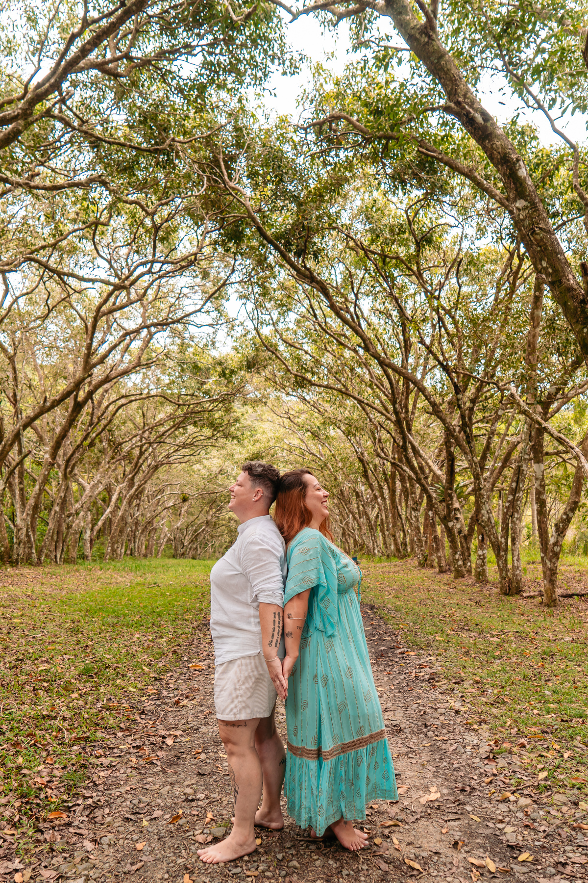 Entre céu e mar – O casal se entrega ao momento, sentindo a brisa e o calor do sol. A fotografia pós-wedding é um reflexo desse amor genuíno e livre. #FotografiaAutoral