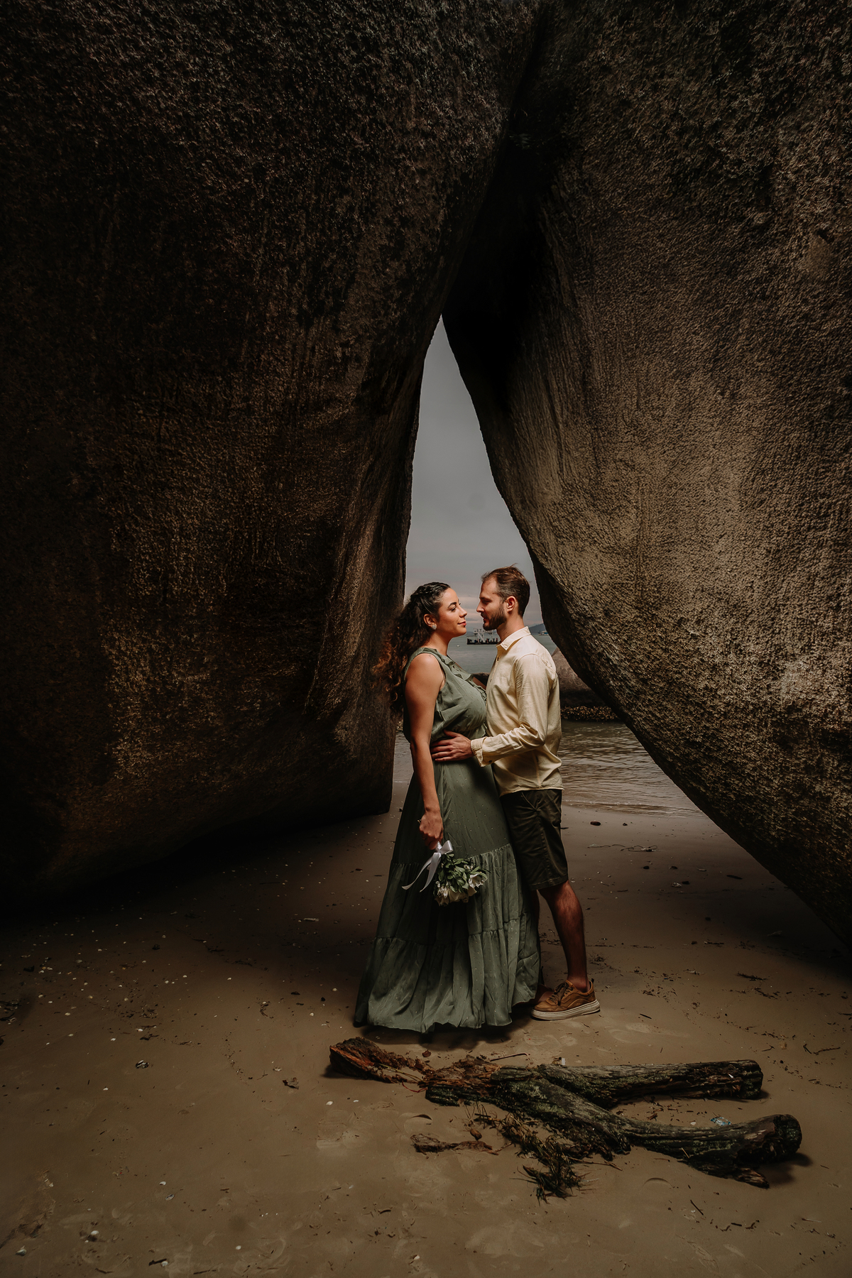 auraphotobr, fotógrafo de casamento, pré wedding em Bombinhas, fotógrafo em Santa Catarina, casamento na praia, fotografia documental e editorial, fotógrafo profissional SC, Aura Photo, ensaio de casal, fotos de casamento naturais, histórias de amor