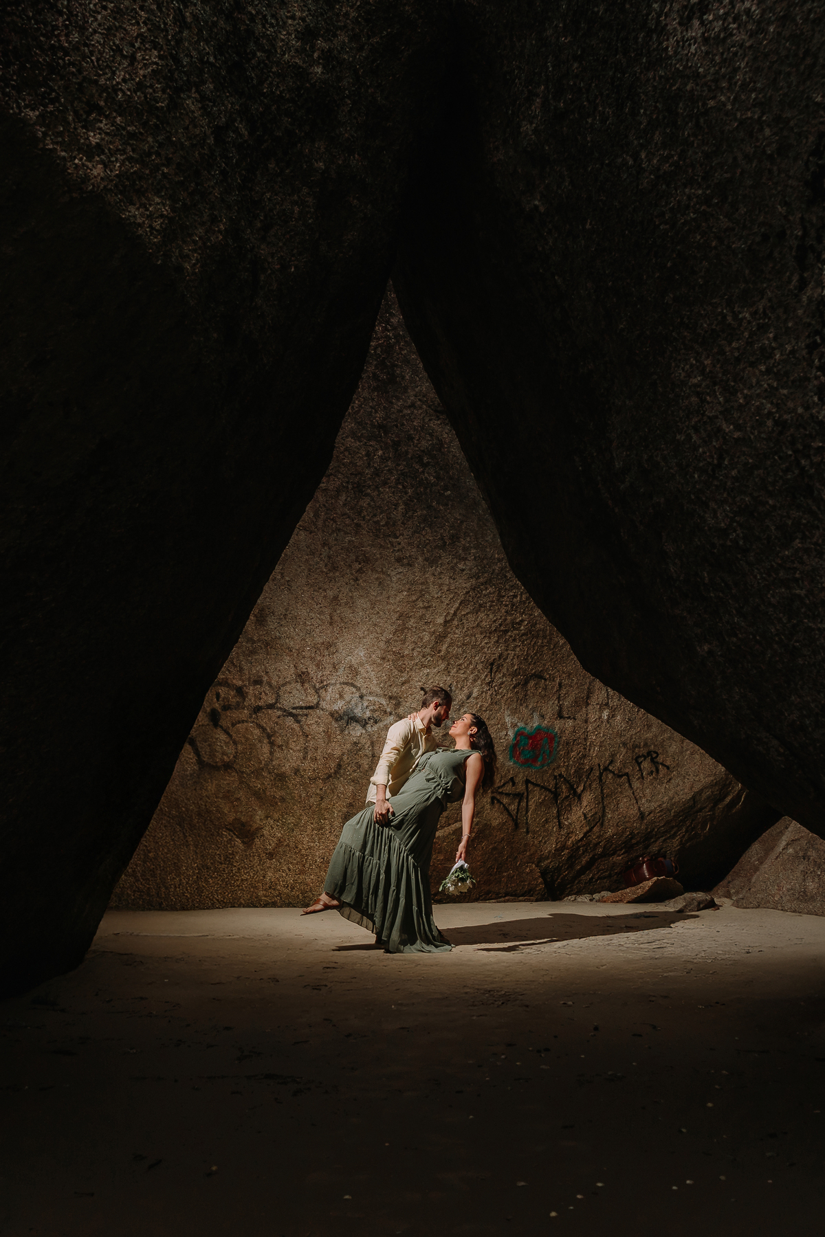 auraphotobr, fotógrafo de casamento, pré wedding em Bombinhas, fotógrafo em Santa Catarina, casamento na praia, fotografia documental e editorial, fotógrafo profissional SC, Aura Photo, ensaio de casal, fotos de casamento naturais, histórias de amor