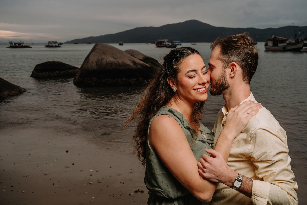 auraphotobr, fotógrafo de casamento, pré wedding em Bombinhas, fotógrafo em Santa Catarina, casamento na praia, fotografia documental e editorial, fotógrafo profissional SC, Aura Photo, ensaio de casal, fotos de casamento naturais, histórias de amor