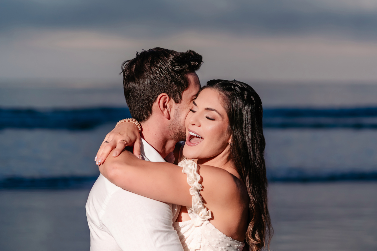 Ensaio pré wedding na praia ao nascer do sol em Santa Catarina