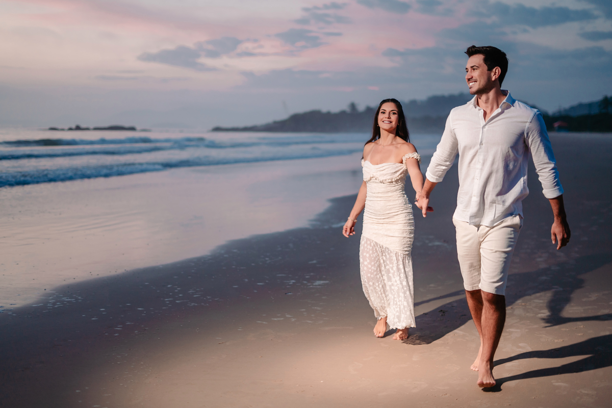 Ensaio pré wedding na praia ao nascer do sol em Santa Catarina