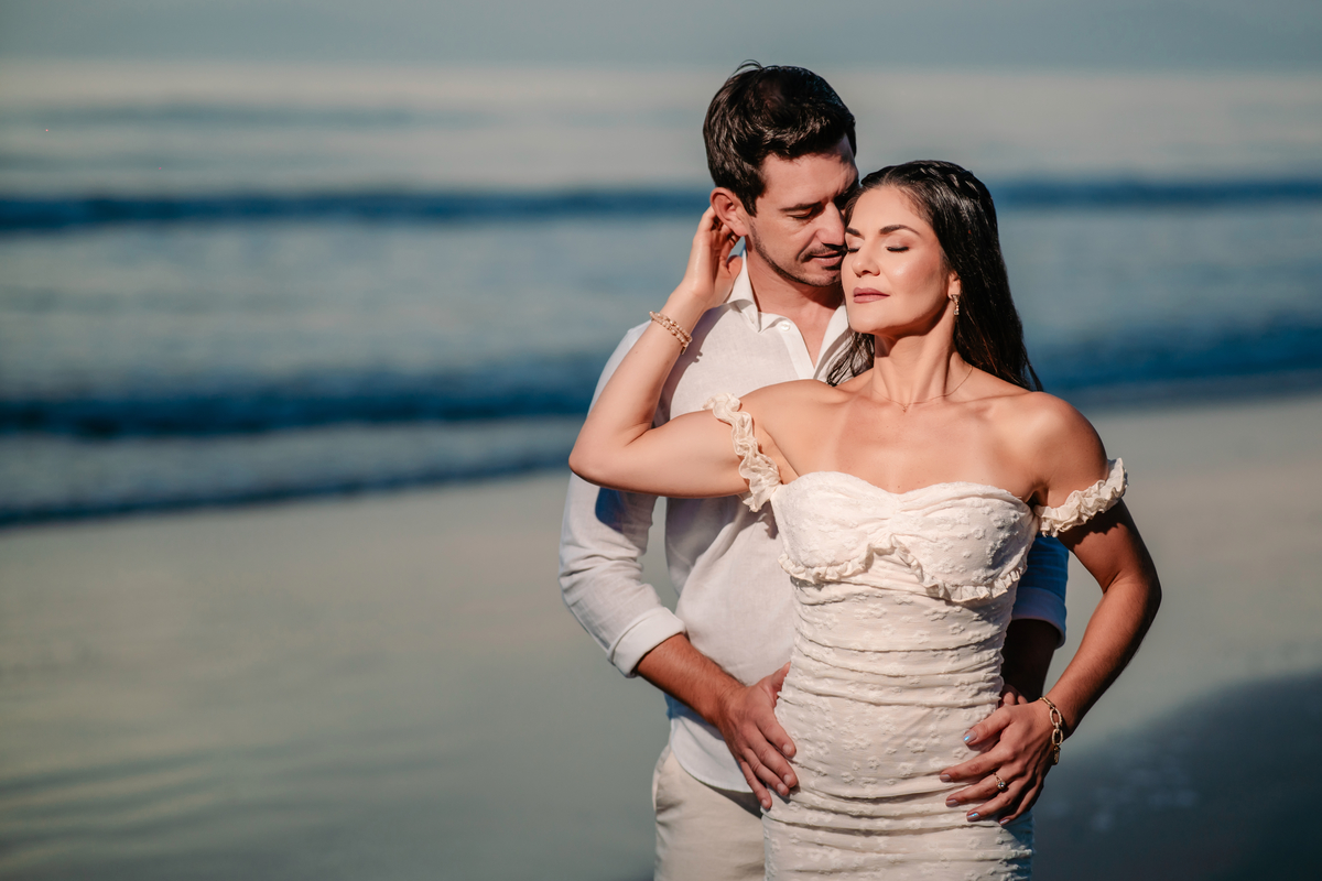 Ensaio pré wedding na praia ao nascer do sol em Santa Catarina