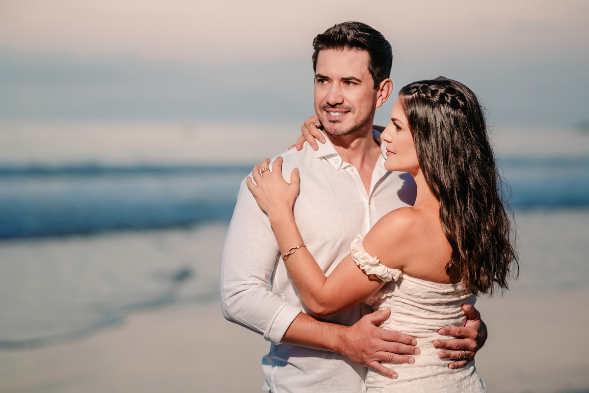 Ensaio pré wedding na praia ao nascer do sol em Santa Catarina