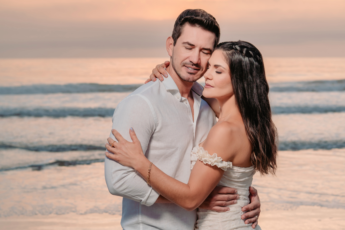 Ensaio pré wedding na praia ao nascer do sol em Santa Catarina