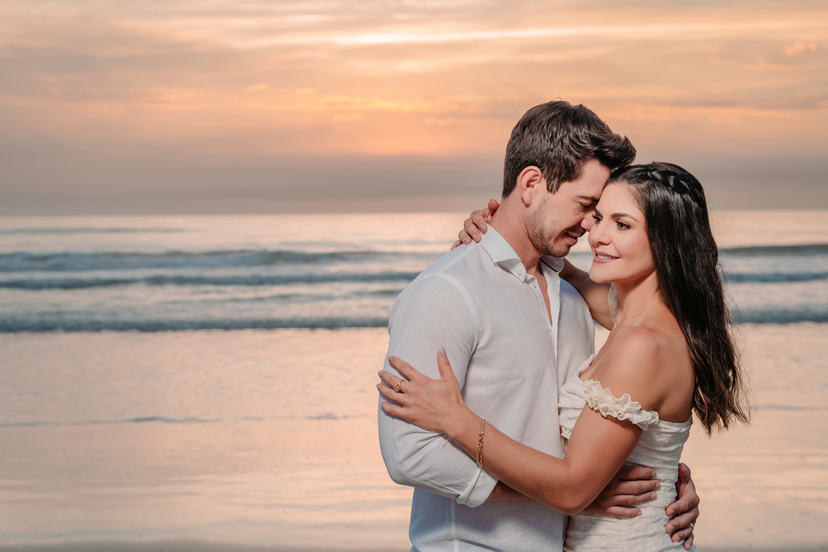 Ensaio pré wedding na praia ao nascer do sol em Santa Catarina