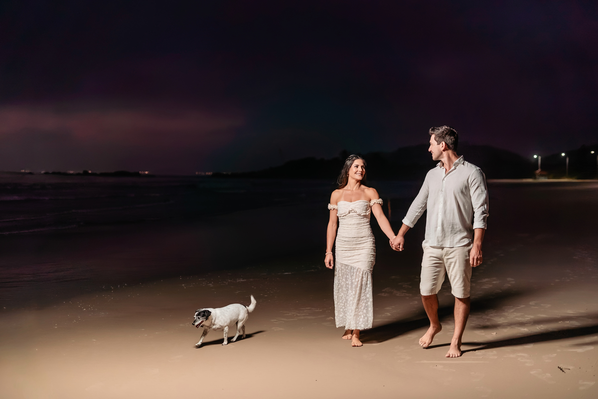 Ensaio pré wedding na praia ao nascer do sol em Santa Catarina