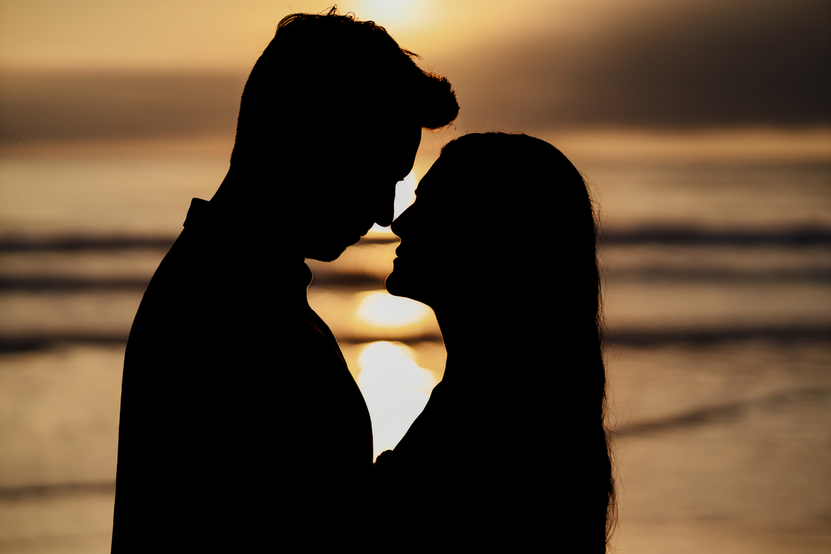 Ensaio pré wedding na praia ao nascer do sol em Santa Catarina