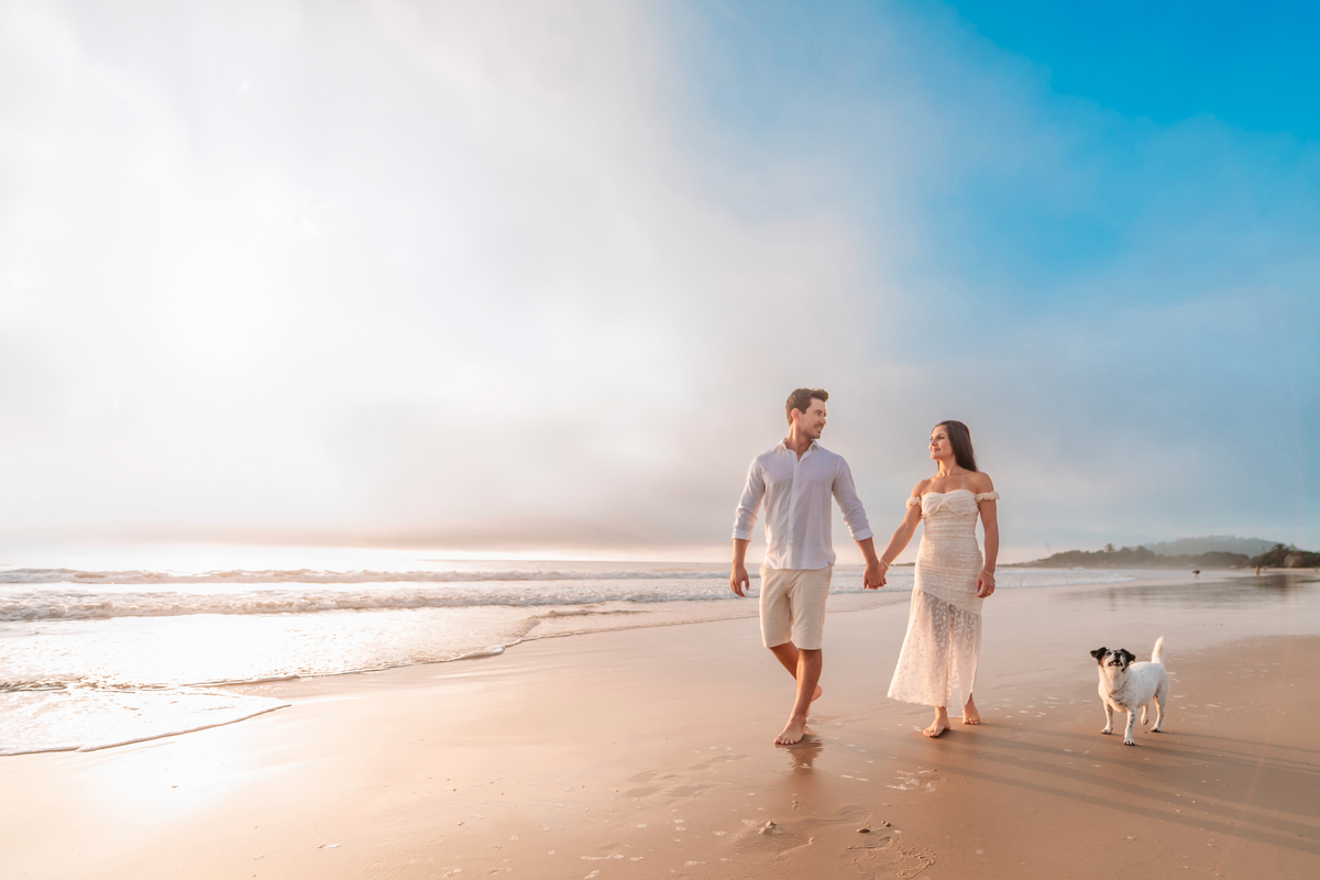 Ensaio pré wedding na praia ao nascer do sol em Santa Catarina