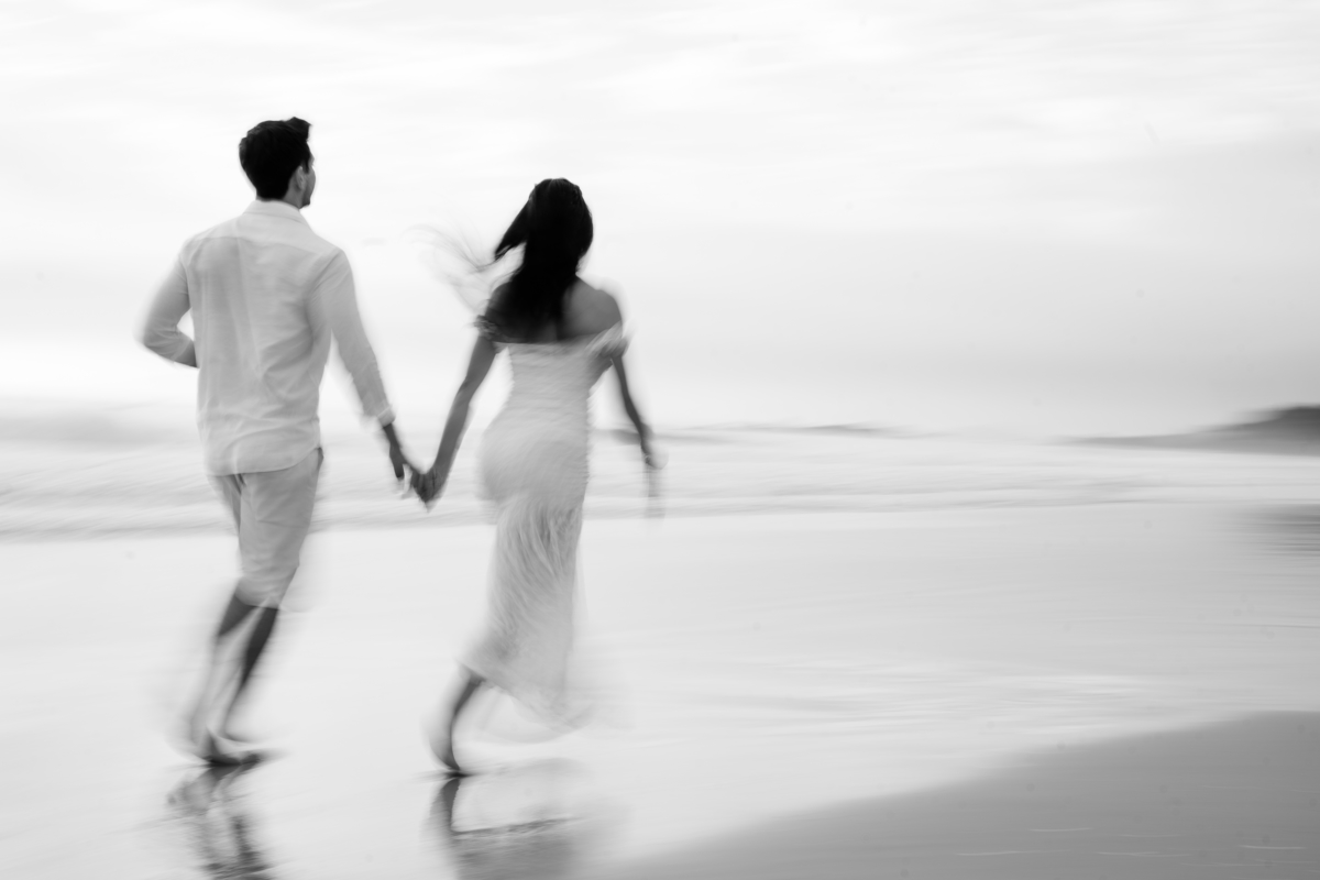Ensaio pré wedding na praia ao nascer do sol em Santa Catarina