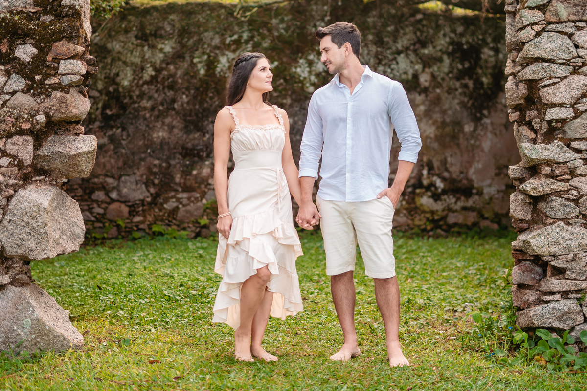 Ensaio pré wedding na praia ao nascer do sol em Santa Catarina