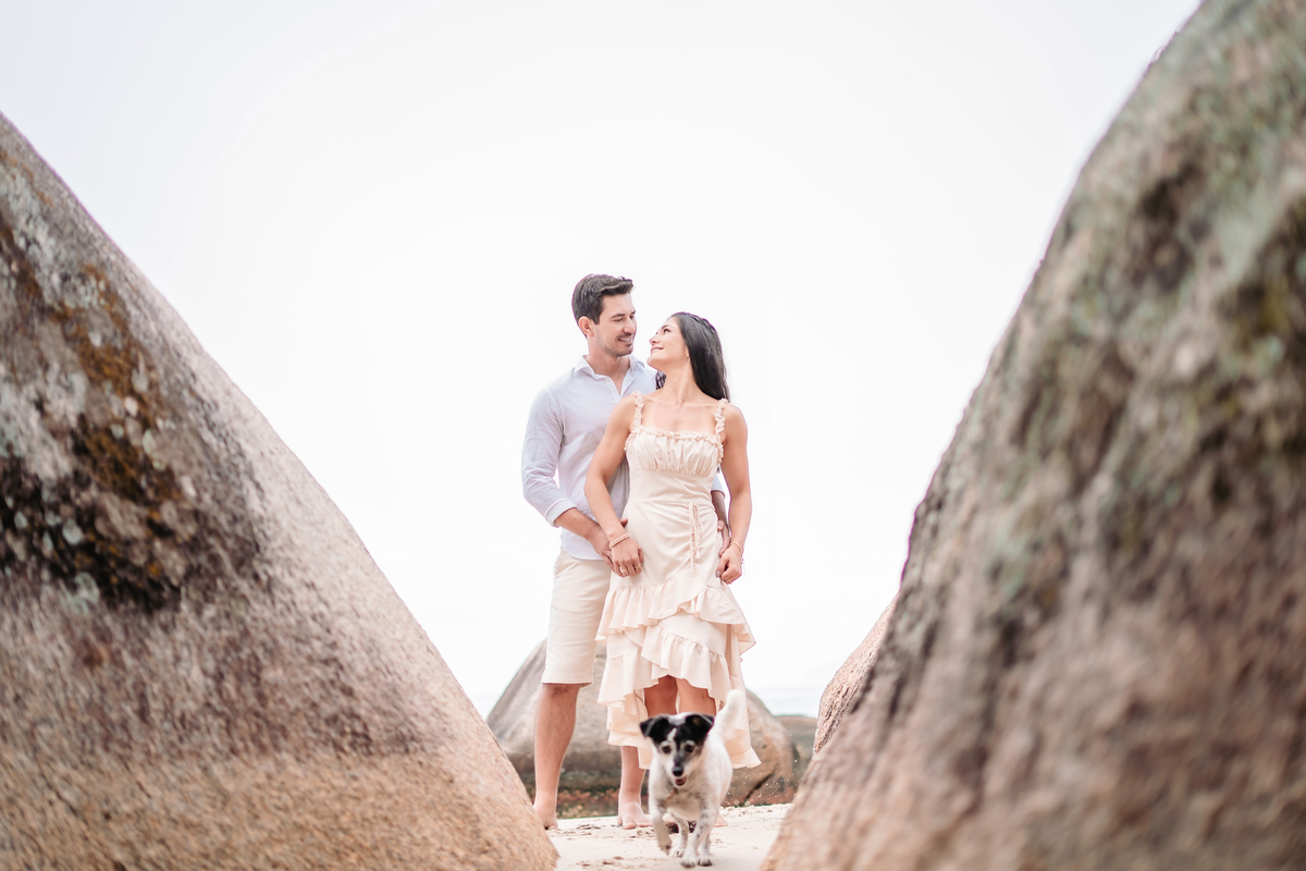 Ensaio pré wedding na praia ao nascer do sol em Santa Catarina