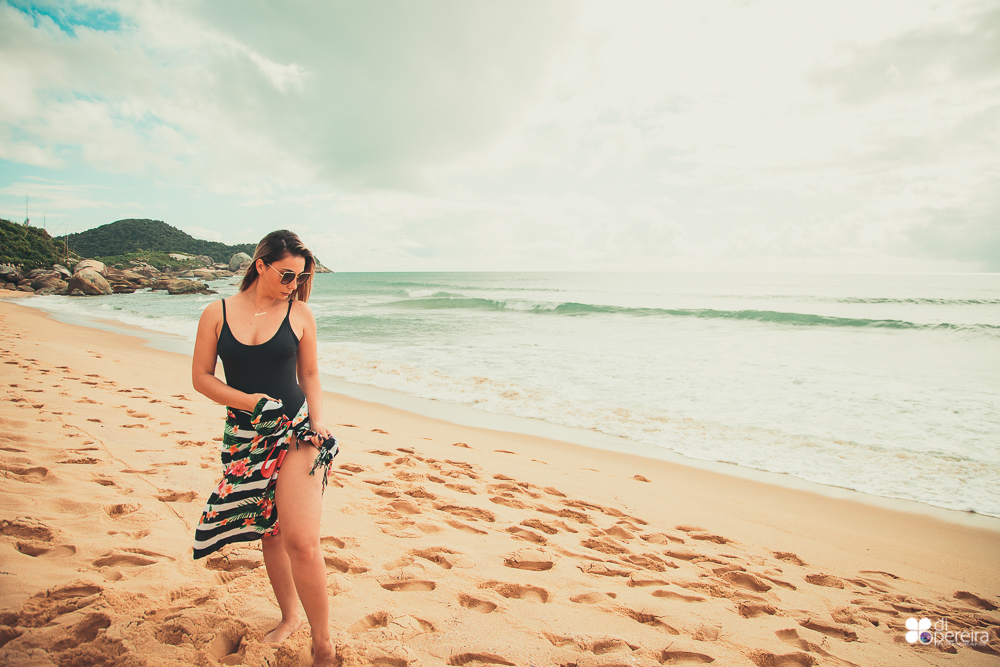 ensaio feminino na praia de Itapema, ensaio do dia internacional da mulher.