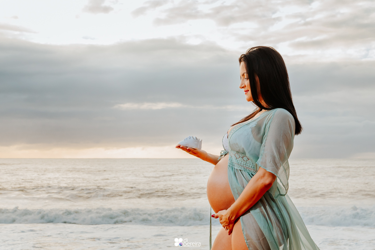 ensaio de gestante na praia do estaleiro, ensaio de gestante na praia, fotografia de gestante na praia de BC, ensaio de gestante em BC, aura photo