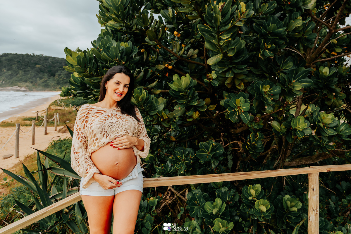 ensaio de gestante na praia do estaleiro, ensaio de gestante na praia, fotografia de gestante na praia de BC, ensaio de gestante em BC, aura photo