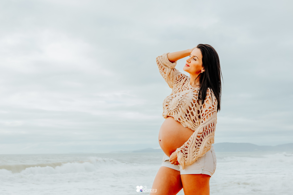 ensaio de gestante na praia do estaleiro, ensaio de gestante na praia, fotografia de gestante na praia de BC, ensaio de gestante em BC, aura photo
