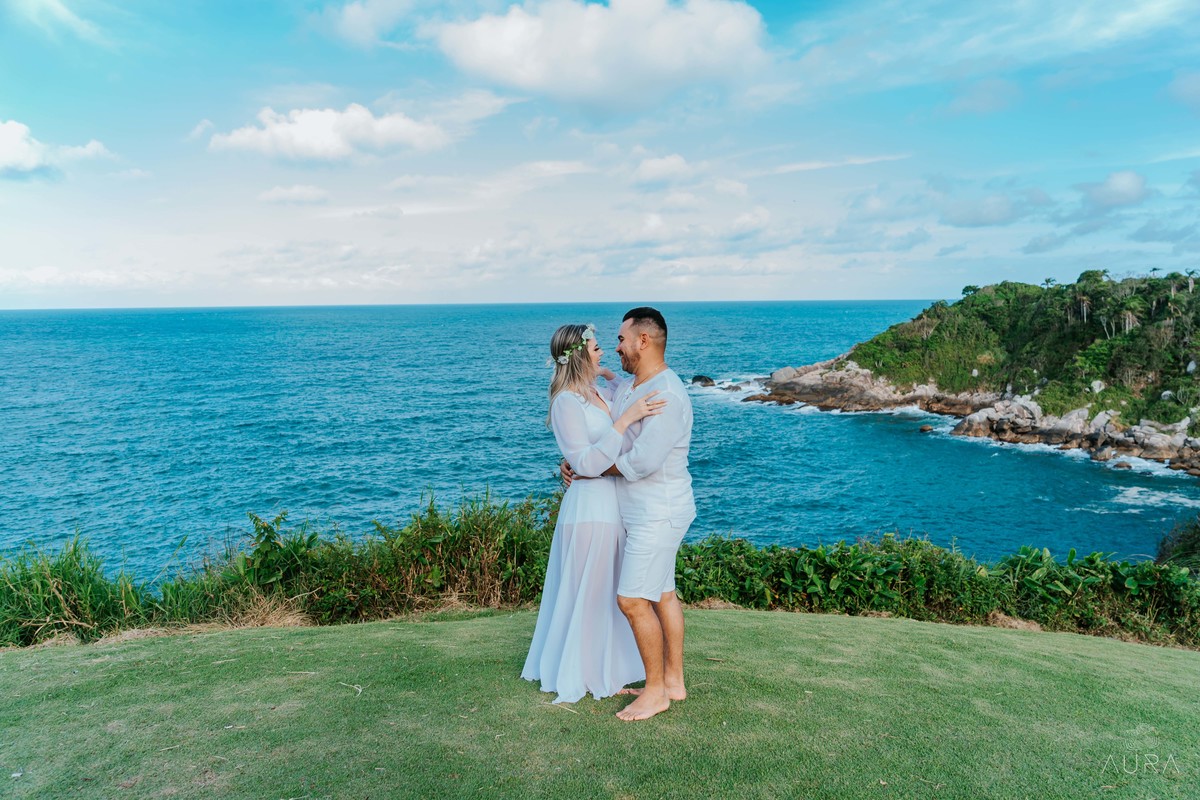 Aura Photo, ensaio de casal na praia de Porto Belo, pre weeding na praia de Porto Belo, fotografia de casal em Porto Belo.