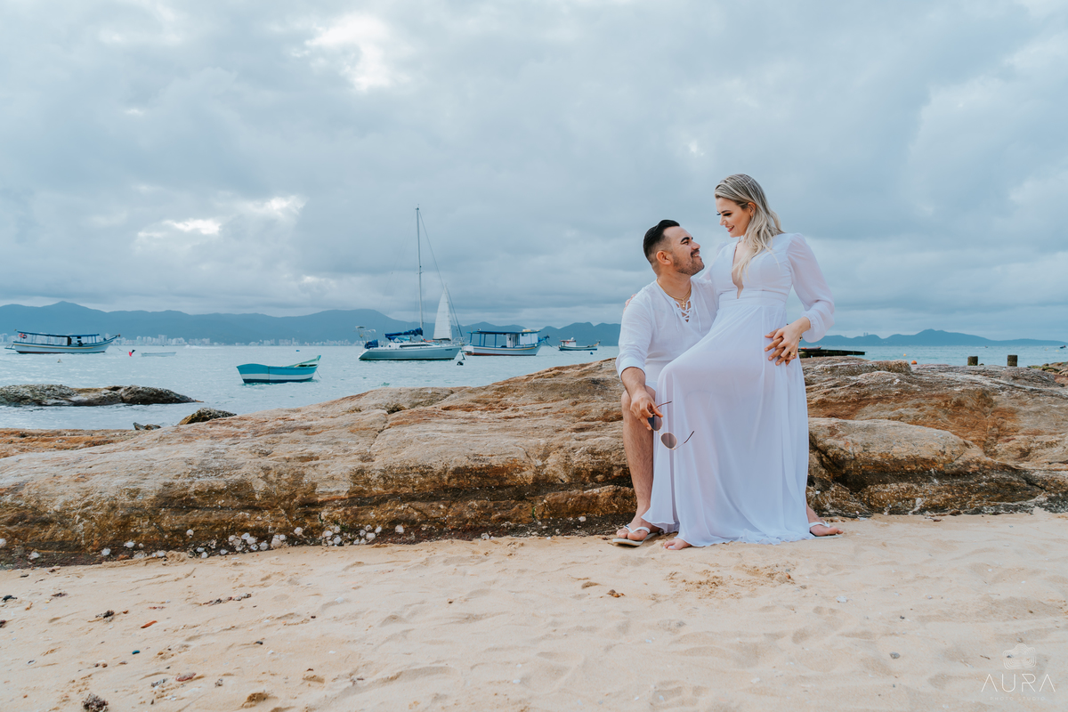 Aura Photo, ensaio de casal na praia de Porto Belo, pre weeding na praia de Porto Belo, fotografia de casal em Porto Belo.