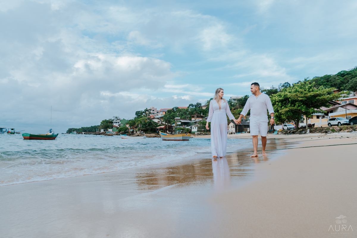 Aura Photo, ensaio de casal na praia de Porto Belo, pre weeding na praia de Porto Belo, fotografia de casal em Porto Belo.