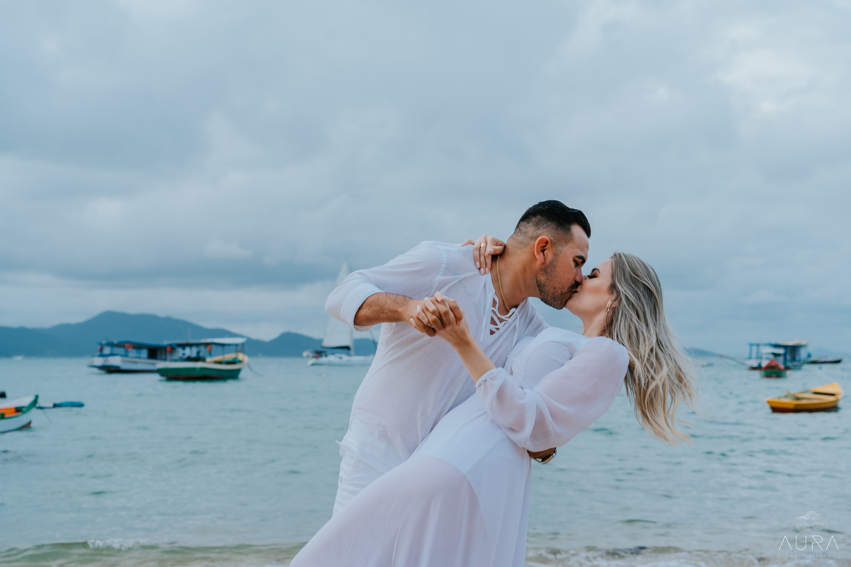 Aura Photo, ensaio de casal na praia de Porto Belo, pre weeding na praia de Porto Belo, fotografia de casal em Porto Belo.