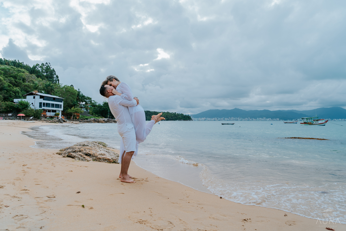 Aura Photo, ensaio de casal na praia de Porto Belo, pre weeding na praia de Porto Belo, fotografia de casal em Porto Belo.
