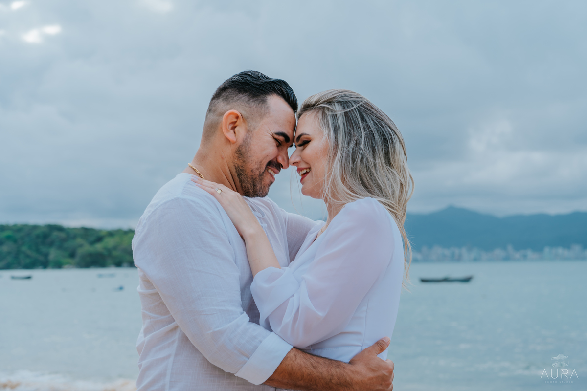 Aura Photo, ensaio de casal na praia de Porto Belo, pre weeding na praia de Porto Belo, fotografia de casal em Porto Belo.