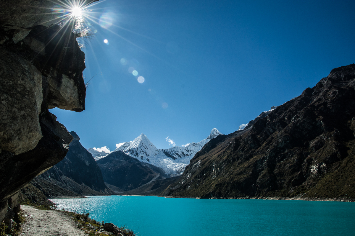 Laguna Parón. Esta Laguna é cercada por vários Nevados, dentre eles a Pyramide Garcilaso (centro) e na direita uma ponta do Chacraraju (ou Shapraraju)
