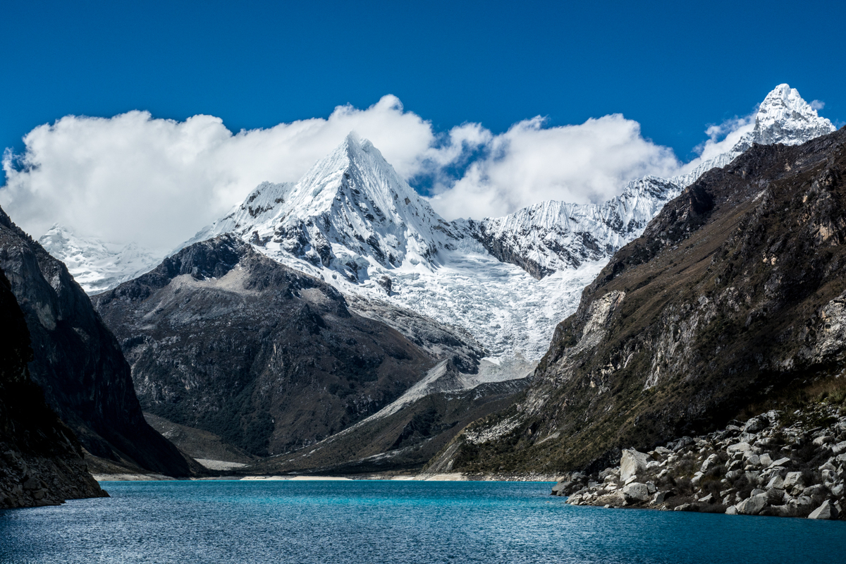 Laguna Parón. Esta Laguna é cercada por vários Nevados, dentre eles a Pyramide Garcilaso (centro) e na direita uma ponta do Chacraraju (ou Shapraraju)