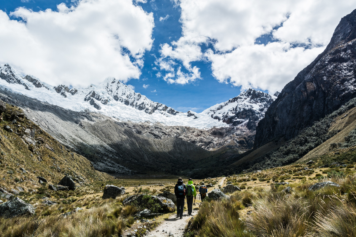 Equipe em direção ao Campo Base do Alpamayo e Laguna Arhuaycocha (4.420m). Ao fundo, à esquerda o Alpamayo e à direita o Rinrinjirca. 