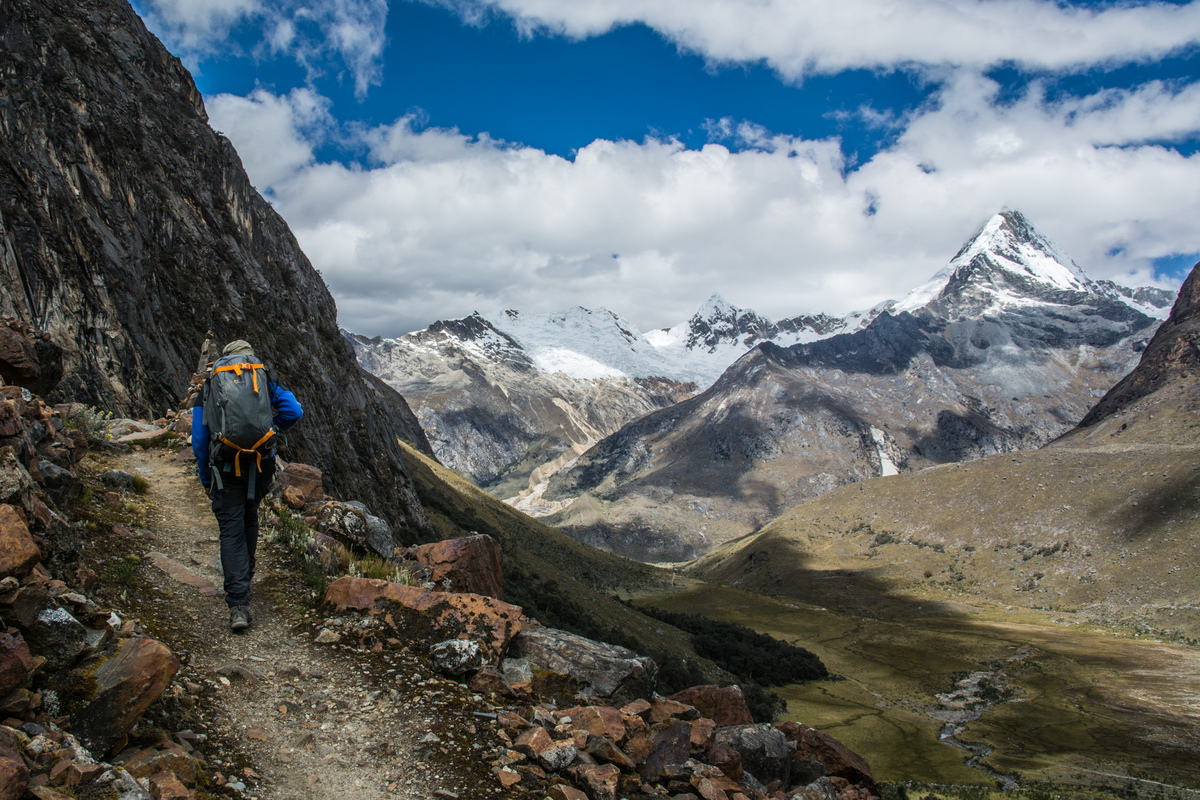 A caminho da Laguna Arhuaycocha (4.420m). Em destaque à direita o Artesonraju.