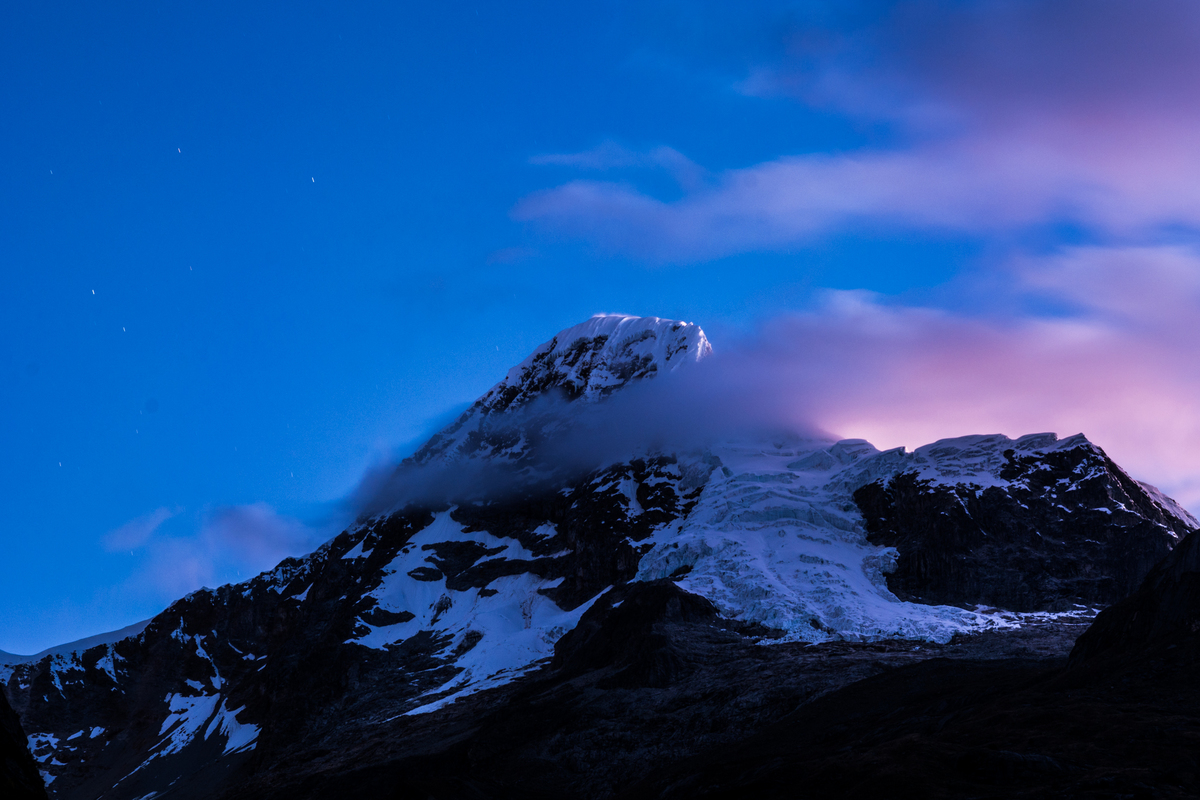 Nevado Atesonraju sob as últimas luzes do dia, visto do acampamento Taullipampa.