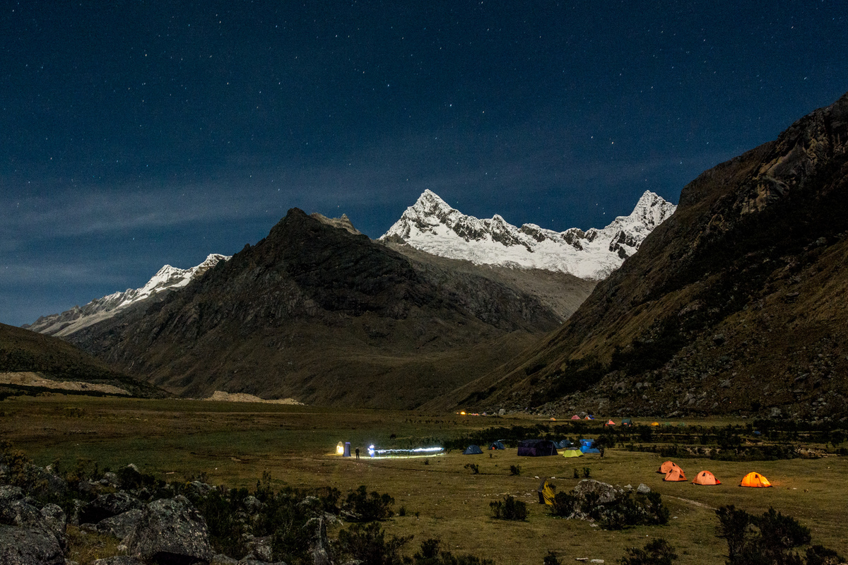 Acampamento Taullipampa, a 4.250m, com os Nevados Quitaraju e Alpamayo ao fundo.